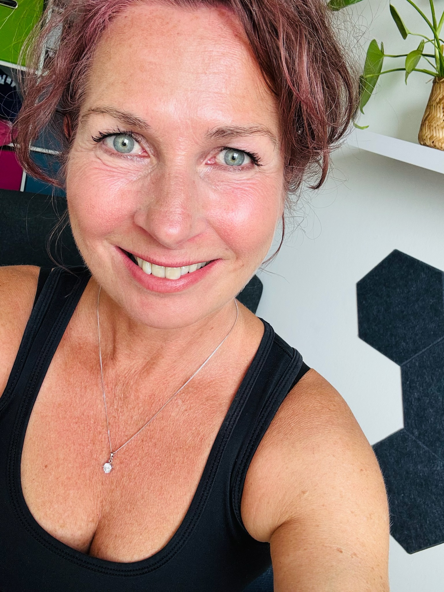 Lauftrainerin Kristin Hagel beobachtet Laufstil einer Läuferin in Bergedorf